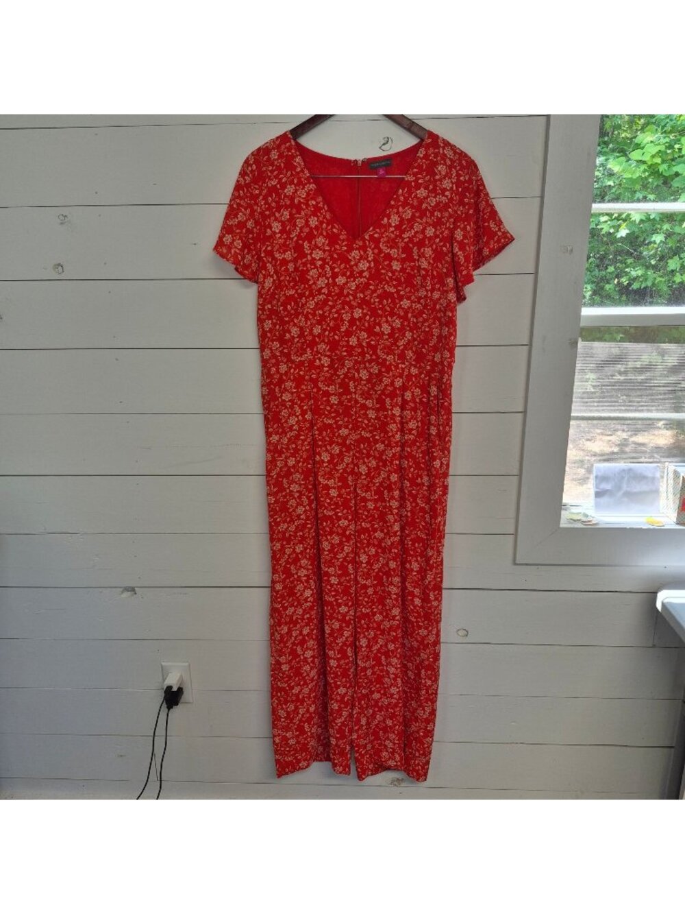 Vince Camuto Women's Red Floral Romper Size 14 Short Sleeve‎ V-Neck Back Zip
